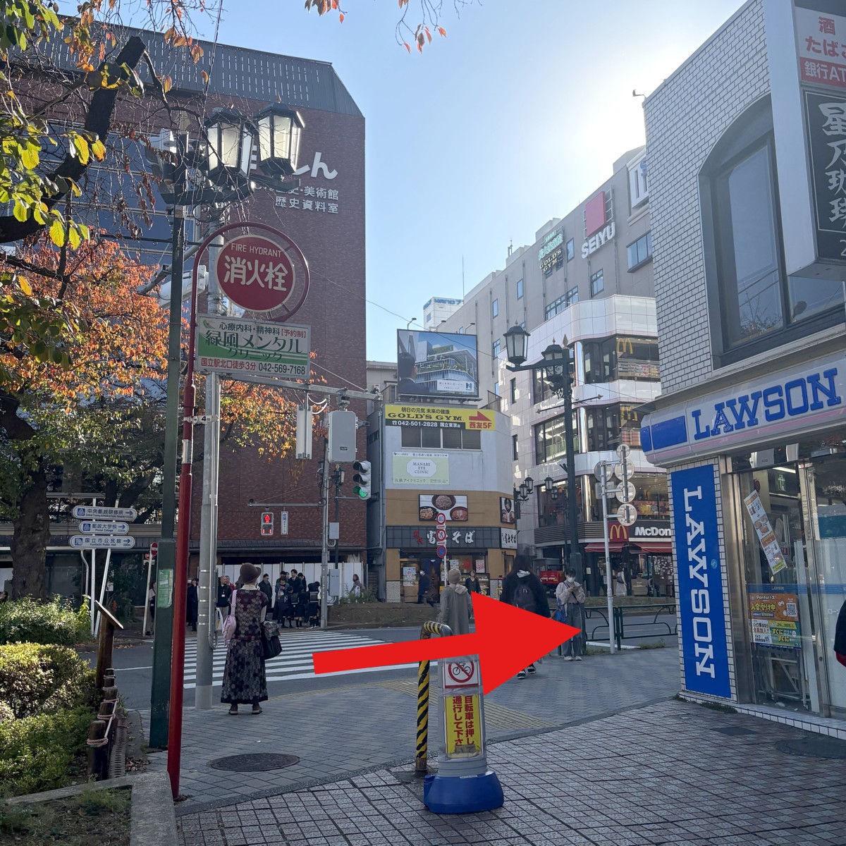 国立駅南口ローソン横の富士見通り入口付近